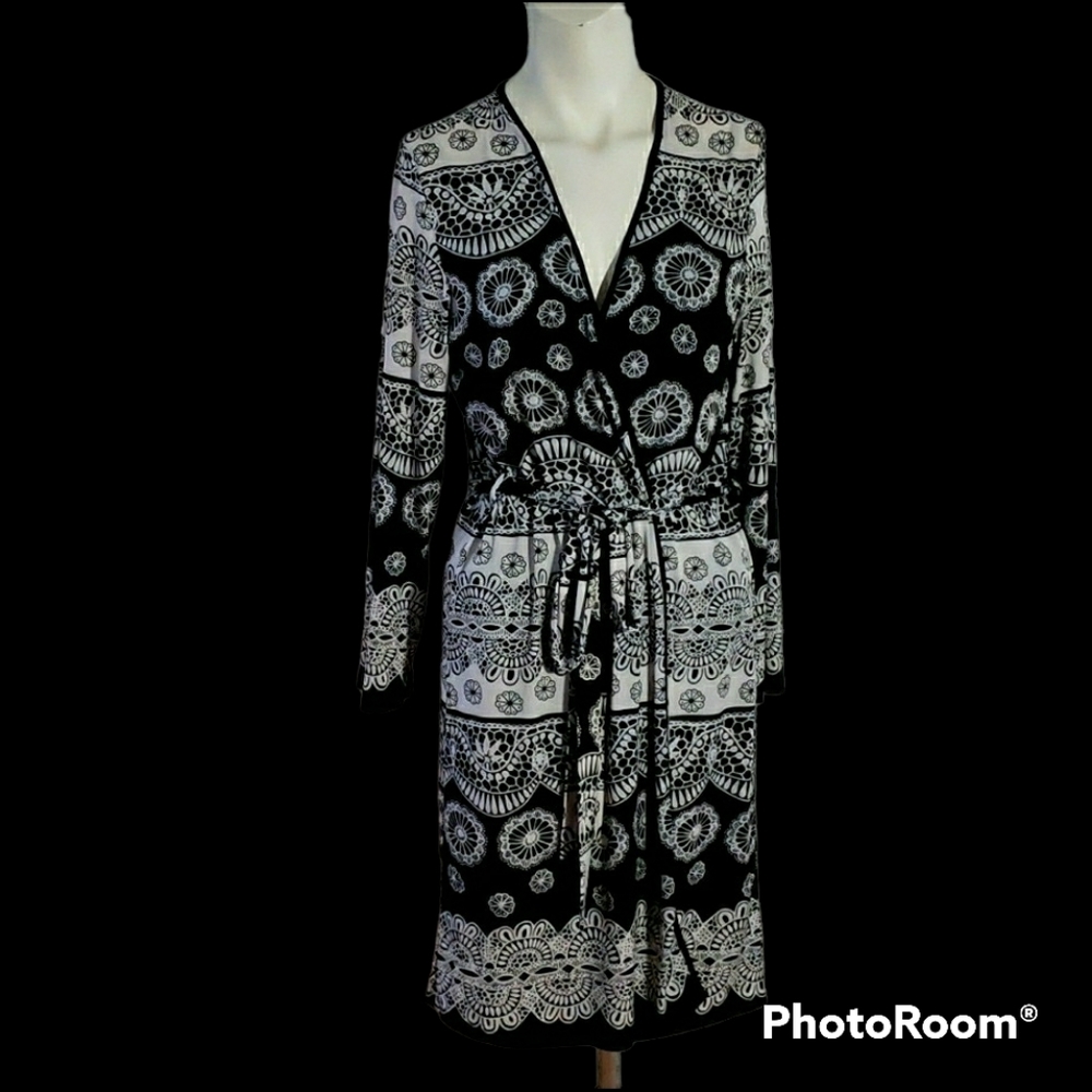 Studio Donatella Robe Black-and-white geometric design.